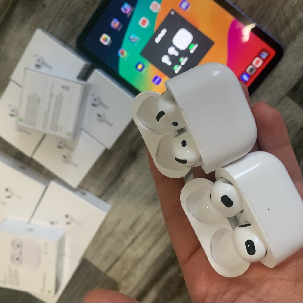 Wireless Earbuds with Charging Case - White